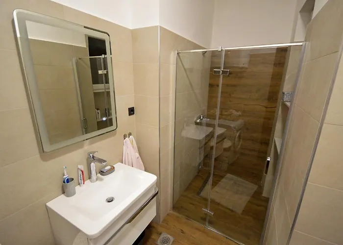 Balcony 4 Bedroom By Book-rijeka 게스트하우스 리예카